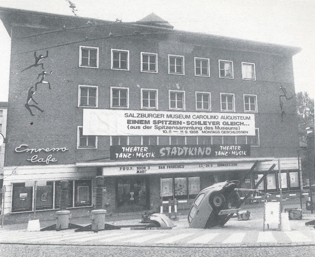 Das ehemalige Stadtkino mit der Vorplatzgestaltung von Gerd Gratschmaier, 1988