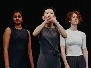 Natalia Castaneira: TRACES, embodied scripts bei PERFORMdANCE SALZBURG Tanz